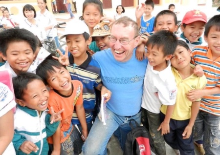 A global builders volunteers makes a few friends in Thailand
