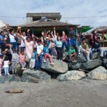 Ecuador interns with community.jpg