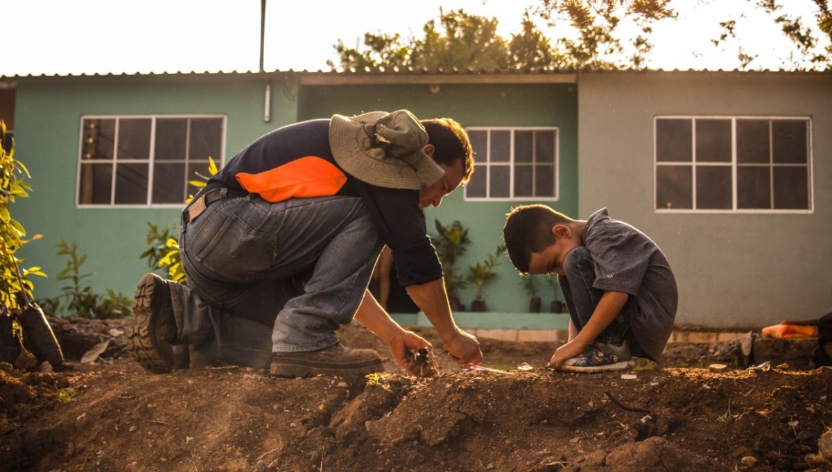 Work with local and families in El Salvador